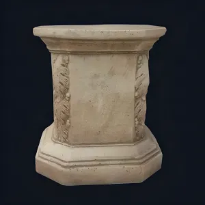 Klassisches Luxus-Gartenpodest mit skulptierten Blattornamenten an den Ecken – Gartendekoration Vorderansicht von Luxury Group International