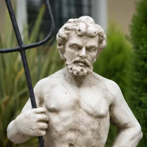 Scultura da Giardino Classica di Nettuno di Lusso con Tridente e Dettagli Marini - Scultura Classica di Lusso Vista dettaglio di Luxury Group International