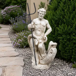 Scultura da Giardino Classica di Nettuno di Lusso con Tridente e Dettagli Marini - Scultura Classica di Lusso Vista lifestyle di Luxury Group International