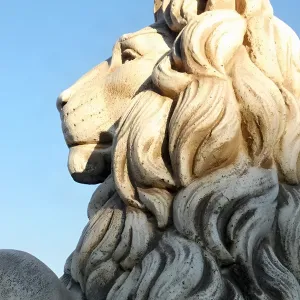 Sculpture de Jardin de Luxe Paire de Lions Inspirée du Colisée avec Crinières Sculptées - Sculpture Classique de Luxe Vue détaillée par Luxury Group International