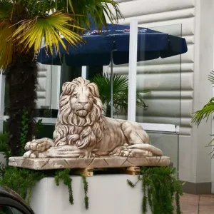 Sculpture de Jardin de Luxe Paire de Lions Inspirée du Colisée avec Crinières Sculptées - Sculpture Classique de Luxe Vue de face par Luxury Group International