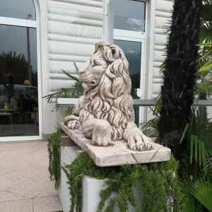 Sculpture de Jardin de Luxe Paire de Lions Inspirée du Colisée avec Crinières Sculptées - Sculpture Classique de Luxe Vue de côté par Luxury Group International