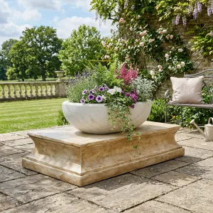 Luxuriöser Gartenpodest mit konkaven Seiten und gestufter rechteckiger Basis – Gartendekoration Lifestyle-Ansicht von Luxury Group International