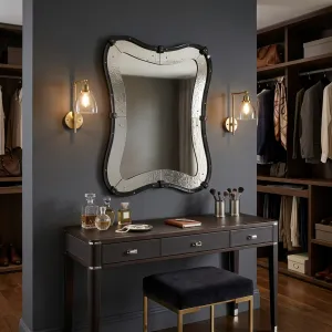 Espejo de Pared Curvo de Lujo Contemporáneo con Marco Negro Brillante y Paneles de Vidrio Martillado Plateado Vista frontal por Luxury Group International