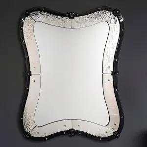 Espejo de Pared Curvo de Lujo Contemporáneo con Marco Negro Brillante y Paneles de Vidrio Martillado Plateado Vista frontal por Luxury Group International