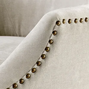 Fauteuil crème avec clous décoratifs, dossier rembourré et pieds noirs - Mobilier de luxe pour hôtels Vue détaillée par Luxury Group International
