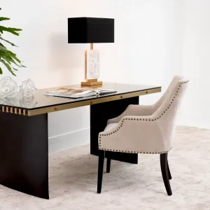 Fauteuil crème avec clous décoratifs, dossier rembourré et pieds noirs - Mobilier de luxe pour hôtels Vue lifestyle par Luxury Group International