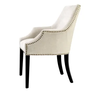 Fauteuil crème avec clous décoratifs, dossier rembourré et pieds noirs - Mobilier de luxe pour hôtels Vue de côté par Luxury Group International