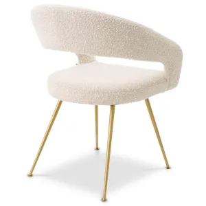 Poltrona di design color crema con rivestimento bouclé di lusso e dettagli dorati sulla struttura - Arredamento di lusso per hotel Vista posteriore di Luxury Group International