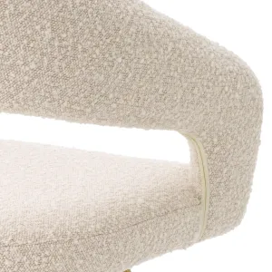 Poltrona di design color crema con rivestimento bouclé di lusso e dettagli dorati sulla struttura - Arredamento di lusso per hotel Vista dettaglio di Luxury Group International