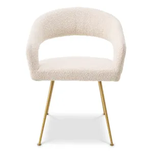 Poltrona di design color crema con rivestimento bouclé di lusso e dettagli dorati sulla struttura - Arredamento di lusso per hotel Vista frontale di Luxury Group International