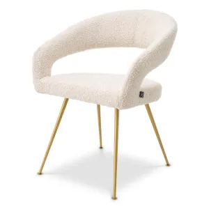 Poltrona di design color crema con rivestimento bouclé di lusso e dettagli dorati sulla struttura - Arredamento di lusso per hotel Vista frontale di Luxury Group International