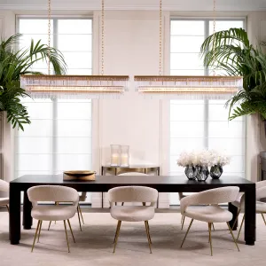Poltrona di design color crema con rivestimento bouclé di lusso e dettagli dorati sulla struttura - Arredamento di lusso per hotel Vista lifestyle di Luxury Group International