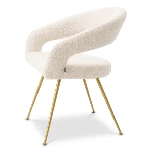 Poltrona di design color crema con rivestimento bouclé di lusso e dettagli dorati sulla struttura - Arredamento di lusso per hotel Vista laterale di Luxury Group International