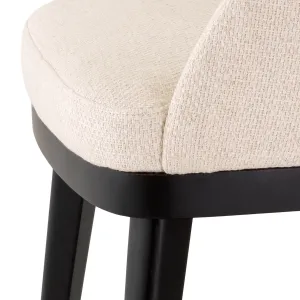 Sedia da pranzo di lusso color crema con schienale ricurvo e gambe in metallo nero - Arredamento di lusso per hotel Vista dettaglio di Luxury Group International