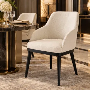 Sedia da pranzo di lusso color crema con schienale ricurvo e gambe in metallo nero - Arredamento di lusso per hotel Vista lifestyle di Luxury Group International