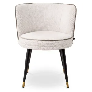 Sedia da pranzo di design color crema con morbida imbottitura ed eleganti dettagli dorati - Arredamento per hotel di lusso Vista frontale di Luxury Group International