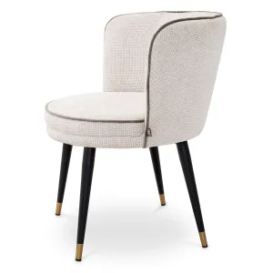 Sedia da pranzo di design color crema con morbida imbottitura ed eleganti dettagli dorati - Arredamento per hotel di lusso Vista laterale di Luxury Group International