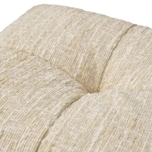 Taburete otomano de tela con textura cremosa, base con flecos y cojín mullido - Taburete de lujo Vista detalle por Luxury Group International