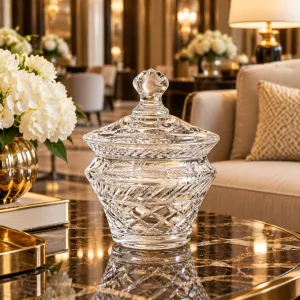 Bol décoratif en cristal avec motif en verre taillé et couvercle raffiné - Mobilier d'hôtel de luxe Vue lifestyle par Luxury Group International