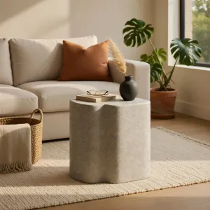 Geschwungener Skulpturaler Luxus-Nachttisch mit Struktur-Oberfläche Lifestyle-Ansicht von Luxury Group International