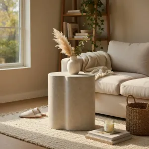 Geschwungener Skulpturaler Luxus-Nachttisch mit Struktur-Oberfläche Lifestyle-Ansicht von Luxury Group International