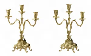 Paire de Luxe de Bougeoirs Baroques en Bronze à Trois Lumières avec Base Feuillagée Ornée - Bougeoir par Luxury Group International