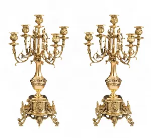 Par de Candelabros de Bronce Barroco de Cinco Luces con Base de Pedestal Ornamental - Candelabro Vista frontal por Luxury Group International