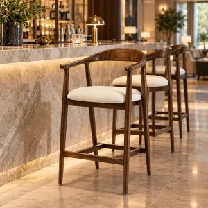 Tabouret de bar en bois brun foncé avec assise rembourrée couleur crème et dossier incurvé - Mobilier de bar haut de gamme Vue lifestyle par Luxury Group International