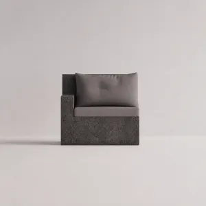 Dunkelgraue Luxus Outdoor Modulare Sofa-Einheit mit linker Armlehne und taupegrauen Kissen – Gartenmöbel Vorderansicht von Luxury Group International