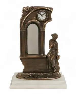 Luxus-Bronze-Tischuhr mit barockem Torbogen und sitzender Dame auf Marmorsockel Vorderansicht von Luxury Group International