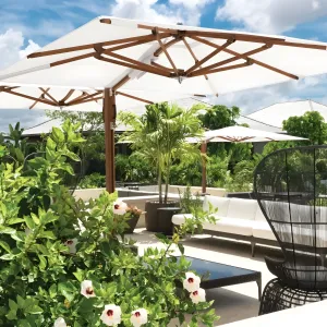 Parasol d'extérieur de luxe à double toile avec structure en bois pour bord de piscine Vue de dessous par Luxury Group International