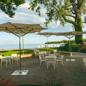 Parasol en aluminium de luxe pour un style de vie extérieur moderne et les espaces au bord de la piscine Vue de face par Luxury Group International