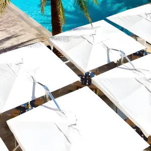 Parasol d'extérieur de luxe à double toile avec structure en bois pour bord de piscine Vue de dessus par Luxury Group International