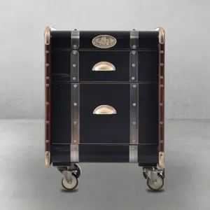 Luxus Schwarzer Nachttisch mit Messingriemen & Vintage Koffer-Design – Luxus Nachttisch Vorderansicht von Luxury Group International