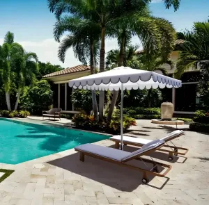 Parasol de Luxe à Bordure Festonnée avec Toit Ventilé pour Espaces Extérieurs Élégants Vue de face par Luxury Group International
