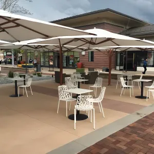 Parasol d'extérieur de luxe à double toile avec structure en bois pour bord de piscine Vue lifestyle par Luxury Group International