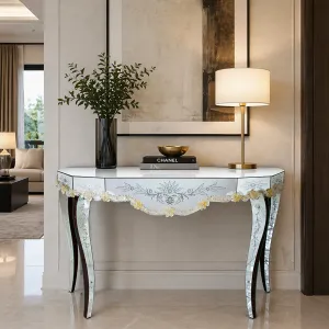 Luxus-Konsole mit floralen Gravuren und verspiegelten, geschwungenen Beinen Lifestyle-Ansicht von Luxury Group International