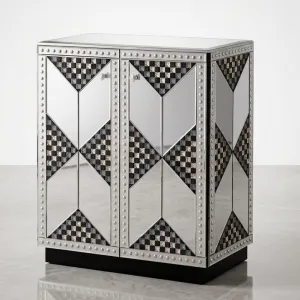 Geometrisches Luxus-Sideboard aus Silber mit Nieten und Schachbrett-Spiegeltüren Vorderansicht von Luxury Group International