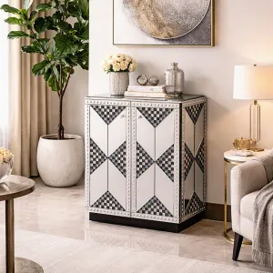 Geometrisches Luxus-Sideboard aus Silber mit Nieten und Schachbrett-Spiegeltüren Lifestyle-Ansicht von Luxury Group International
