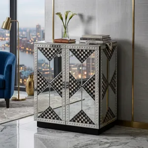 Geometrisches Luxus-Sideboard aus Silber mit Nieten und Schachbrett-Spiegeltüren Lifestyle-Ansicht von Luxury Group International