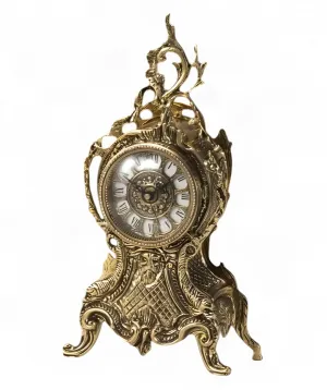 Luxus-Tischuhr aus goldenem Bronze mit Rokoko-Rankenrahmen und durchbrochenem Barockwappen Vorderansicht von Luxury Group International