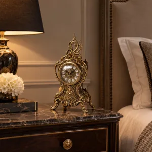 Luxus-Tischuhr aus goldenem Bronze mit Rokoko-Rankenrahmen und durchbrochenem Barockwappen Lifestyle-Ansicht von Luxury Group International