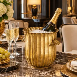 Seau à vin doré au design nervuré et aux poignées décoratives - Mobilier d'hôtel de luxe Vue lifestyle par Luxury Group International