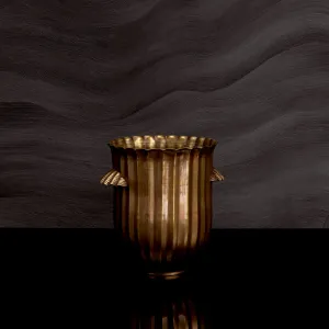 Seau à vin doré au design nervuré et aux poignées décoratives - Mobilier d'hôtel de luxe Vue lifestyle par Luxury Group International