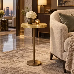 Runder Beistelltisch aus Metall in Goldoptik mit schlankem Fuß und rundem Sockel – Luxus-Hotelmöbel Lifestyle-Ansicht von Luxury Group International