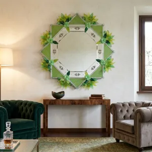 Grüner Floraler Glas-Luxus-Wandspiegel mit zeitgenössischem achteckigem Rahmen Lifestyle-Ansicht von Luxury Group International