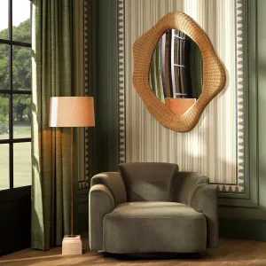Fauteuil « Green Velvet » avec assise profonde et accoudoirs arrondis - Mobilier d'hôtel de luxe Vue lifestyle par Luxury Group International