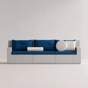 Graues Luxus Outdoor Modulares 3-Sitzer Sofa mit Royalblauen Kissen – Luxus Hotelmöbel Vorderansicht von Luxury Group International