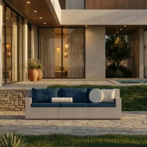Graues Luxus Outdoor Modulares 3-Sitzer Sofa mit Royalblauen Kissen – Luxus Hotelmöbel Lifestyle-Ansicht von Luxury Group International